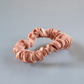 L Mosch Lula Petit Scrunchie i Lys Peach