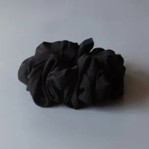 L Mosch Pi MEGA Scrunchie i Sort