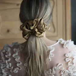L Mosch Silk MEGA Scrunchie i Karamel